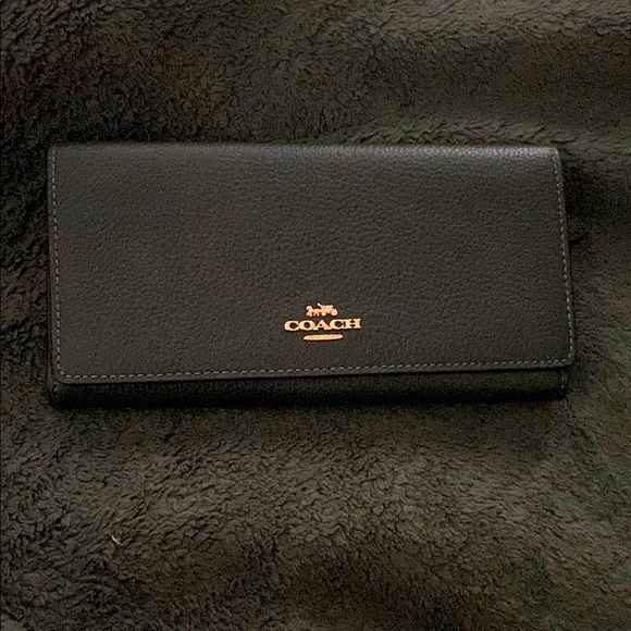 Amazon Green pebbled Leather Wallet with Gold Zipper - Picture 1 of 7